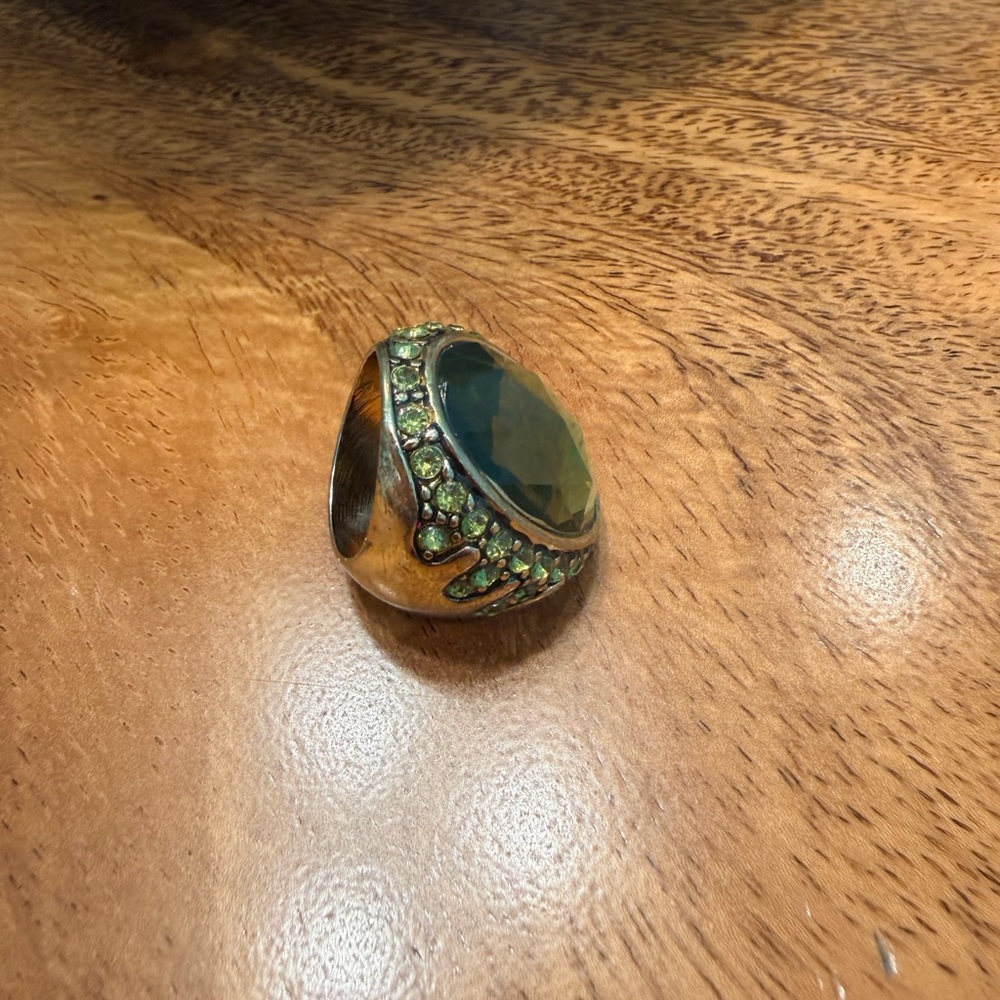 Olive Green Faceted Crystal Oval Cocktail Ring -Vintage Fashion Jewelry Size 7/8 - Picture 5 of 8